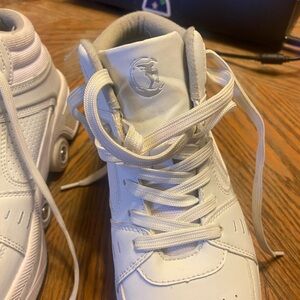 Heely type tennis shoe size 7.5